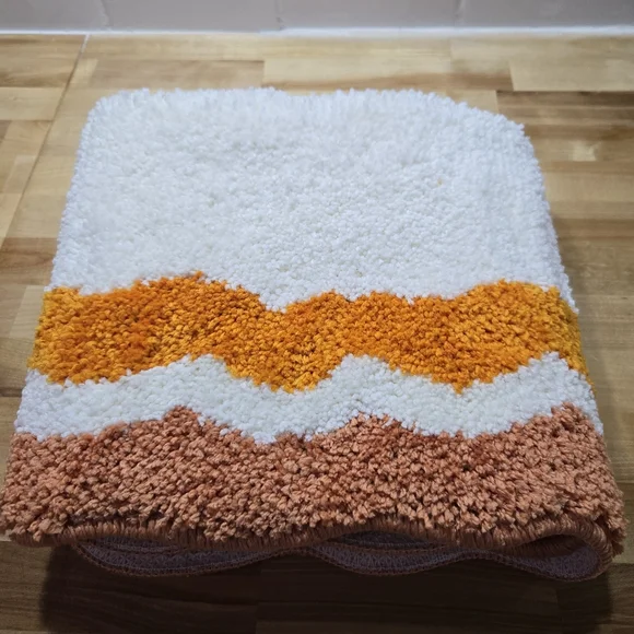 Scalloped Bathroom Rug -Coral - Picture 3 of 3